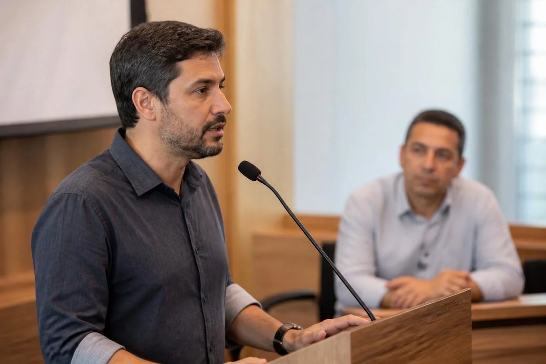 Folha aberta na mesa com um raciocínio traçado à mão